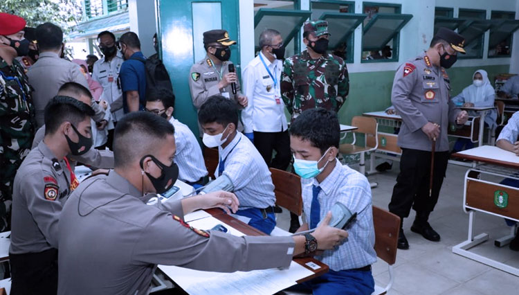 Kapolri dan Panglima TNI saat meninjau serbuan vaksin di SMAN 1 Pontianak. (FOTO: Puspen TNI)