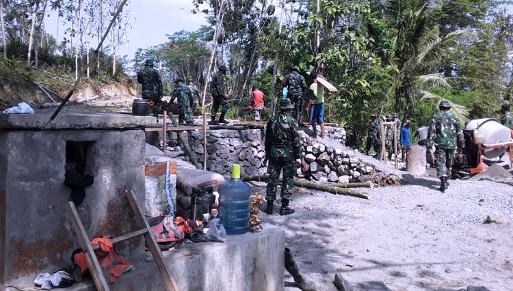 Satgas Pra TMMD Kodim 0808 Blitar Bersinergi dengan Masyarakat Bangun Jembatan