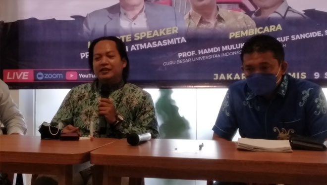 [Kiri] Peneliti Lembaga Studi Anti Korupsi (LSAK) Ahmad Aron Hariri dalam diskusi bertajuk 'Masa Depan KPK Pasca Putusan MK'.