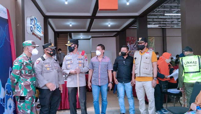 Kapolres Malang Tinjau Vaksinasi 1500 Dosis untuk Warga Desa Sekarpuro
