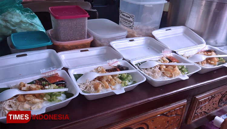 Bubur Ayam Tasik meal box at Taman Kebon Rojo, Blitar. (PHOTO: Sholeh/ TIMES Indonesia)