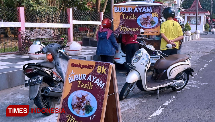 Bubur-Ayam-Tasik-di-depan-Taman-Kebon-Rojo-Kota-Blitar-3.jpg