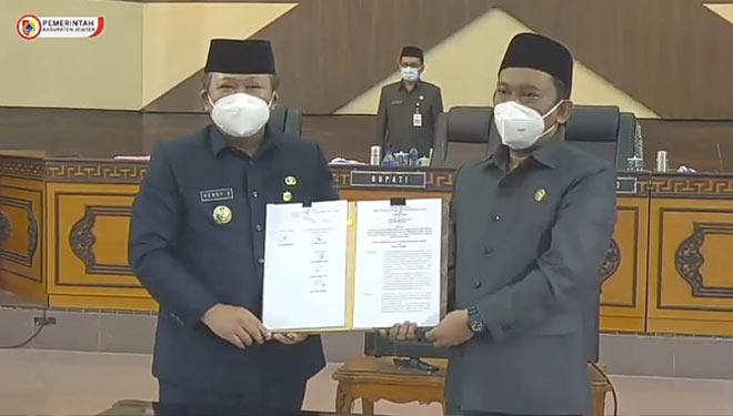 Bupati Jember dan Ketua DPRD Jember saat menyetujui RPJMD dalam sidang paripurna, Kamis (9/9/2021). (Foto: Tangkapan layar Zoom)