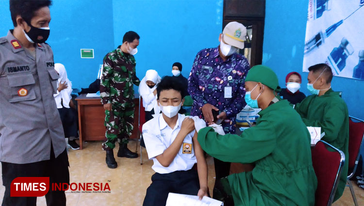 Koordinasi penyelenggara pelda Ismiyanto, Camat Purwosari dan Kapolsek Purwosari saat meninjau vaksinasi Covid-19 bagi pelajar (FOTO: A Riyadi/TIMES Indonesia)