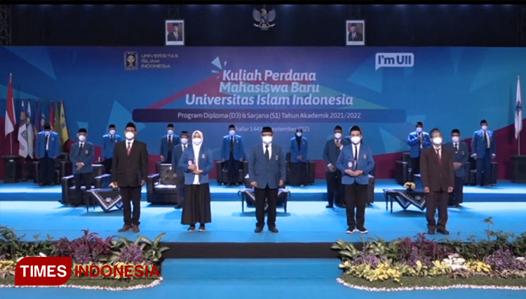 Rektor UII, Prof. Fathul Wahid (tengah) didampingi perwakilan mahasiswa baru usai penyerahan jas almamater dan Al-Quran. (FOTO: Humas UII for TIMES Indonesia) 