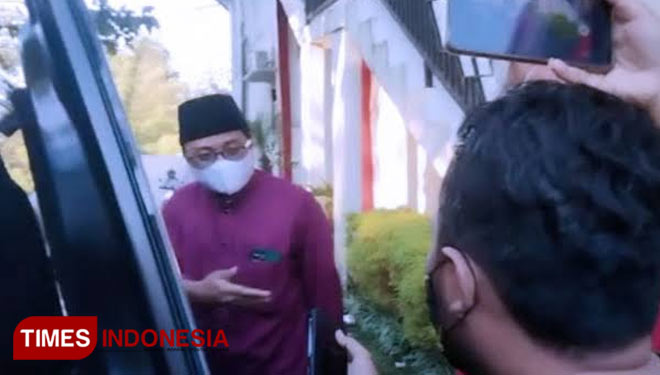 Gus Idris masuk ke dalam mobil usai diperiksa Polres Malang terkait video Hoaks penembakan. (Foto : Binar Gumilang/TIMES Indonesia).