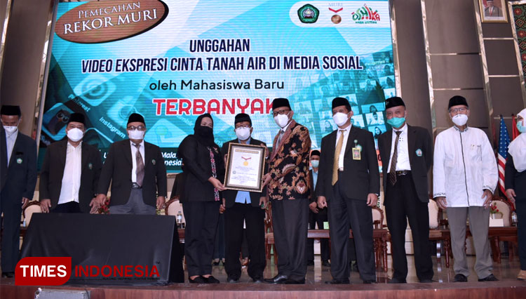 Rektor Unisma Prof Dr H Maskuri MSi menerima piagam penghargaan dari MURI. (FOTO: Humas Unisma for TIMES Indonesia) 