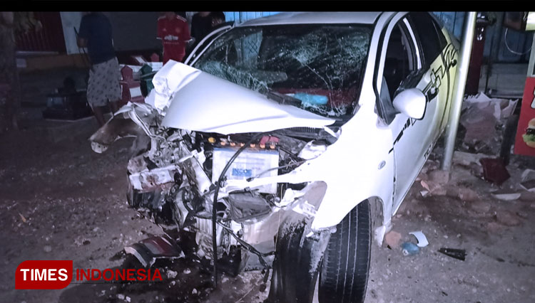 Mobil yang mengalami kecelakaan tunggal di Sawoo Ponorogo. (FOTO: Humas Polres/TIMES Indonesia)