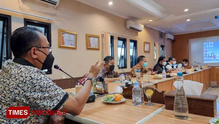 Pengurus Kwarda Pramuka Jatim saat mengadakan pertemuan di Kantor Dinas Pertanian dan Ketahanan Pangan Jatim, Kamis (9/9/2021).(Foto : Kiagus Firdaus/TIMES Indonesia)