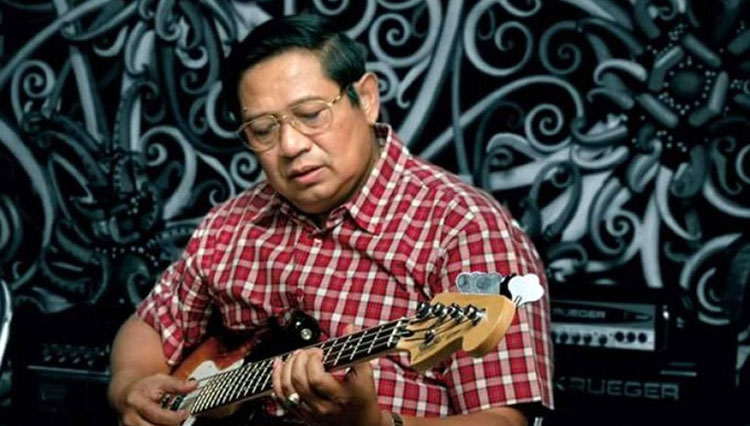 SBY-Bermain-Gitar.jpg