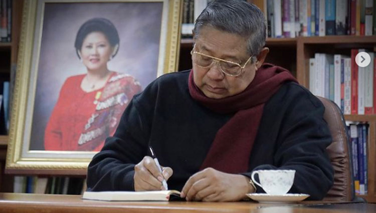 SBY-Menulis.jpg