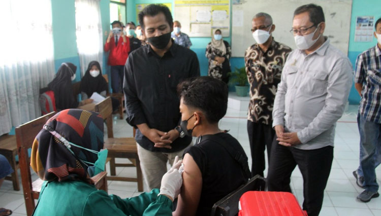Siswa SMP di Ciamis sedang melakukan vaksinasi Covid-19. (foto: Humas Kabupaten Ciamis)