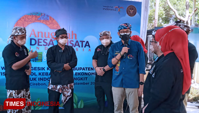 Menteri Sandiaga Uno saat kunjungan ke Cirebon, Jawa Barat. (Foto: Dede Sofiyah/TIMES Indonesia)