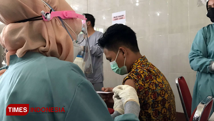 Salah satu pelajar saat menjalani penyuntikan vaksin Covid-19. (Foto: Rizky Kurniawan Pratama/TIMES Indonesia)