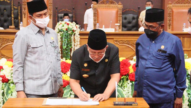 Gubernur KH. Abdul Kasuba menandatangani Nota Kesepakatan KUPA-PPAS.(Foto: Humas DPRD Malut)