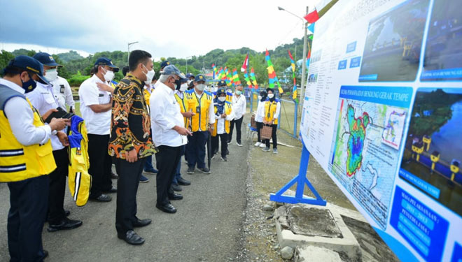 Menteri PUPR RI Basuki Hadimuljono saat meninjau Bendung Gerak Tempe di Kabupaten Wajo, Provinsi Sulawesi Selatan (Sulsel), Kamis (9/9/2021).