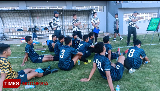 Coach Khoirul Anam saat memberikan  instruksi kepada pemain Persepon. (FOTO: Marhaban/TIMES Indonesia)