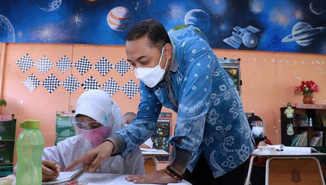 Wali Kota Surabaya, Eri Cahyadi (kanan) saat meninjau pelaksanaan Pembelajaran Tatap Muka. (Foto: dok. Hums Pemkot Surabaya)