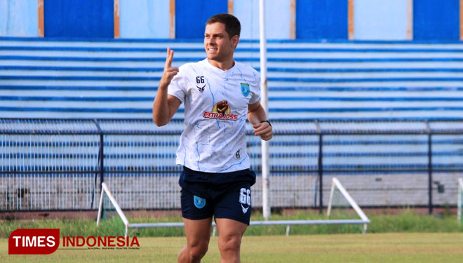 Gelandang Persela, Guilherme Batata, saat berlatih di Stadion Surajaya Lamongan. (FOTO: MFA Rohmatillah/ TIMES Indonesia)