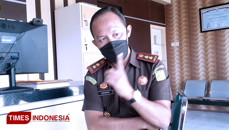 Kepala Kejari Pacitan, Hendri Antoro saat menerangkan soal kasus dugaan Tipikor PT GLI (FOTO: Rojihan/TIMES Indonesia)