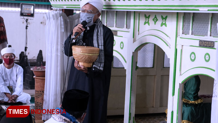 Suasana Pengurus Pengelola Peninggalan Ki Ageng Gribig atau P3KAG Jatinom ketika membahas tradisi sebar apem atau Yaqowiyyu Jatinom. (FOTO: Thoni Ashari/TIMES Indonesia)