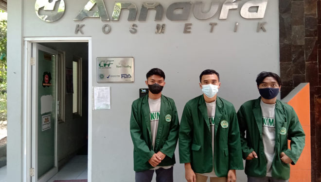 Sejumlah mahasiswa Program Studi Farmasi Universitas Hamzanwadi ketika mengikuti magang industri di Kota Yogyakarta.(Foto: Humas Universitas Hamzanwadi)