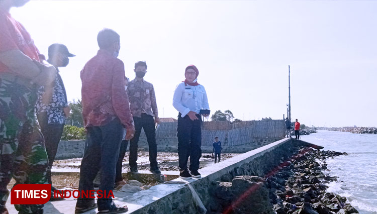 Bupati Indramayu, Nina Agustina Dai Bachtiar mengunjungi lokasi pembangunan breakwater atau pemecah gelombang di pantai Desa Limbangan, Juntinyuat. (FOTO: Nurhidayat/TIMES Indonesia)