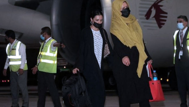 Tampak sejumlah wanita, anak-anak, penumpang lanjut usia bersama ratusan penumpang lainnya tiba di Doha, Qatar setelah penerbangan pertama komersial dari Kabul, Afghanistan yang kini dikuasai Taliban.(FOTO : BBC/Getty Image)