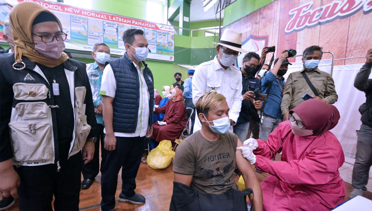 Gubernur Jawa Barat Ridwan Kamil saat meninjau pelaksanaan vaksinasi di Indramayu. (FOTO: Pertamina RU VI Balongan)