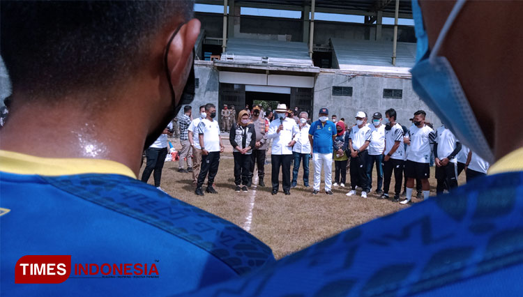 Gubernur Jawa Barat Ridwan Kamil memberikan support kepada para atlet PON XX Papua cabor sepakbola, di stadion Tridaya, Indramayu. (Foto: Nurhidayat/TIMES Indonesia)