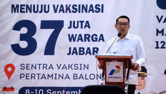 Gubernur Jawa Barat Ridwan Kamil saat meninjau pelaksanaan vaksinasi massal di Indramayu.(Foto: Pertamina RU VI Balongan)