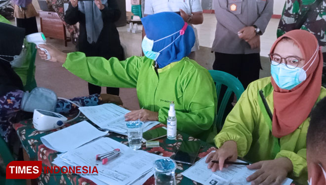 Sekda Cilacap Farid Ma'ruf saat meninjau vaksinasi pelajar di SMK Boedi Oetomo Cilacap. (FOTO: Estanto Prima Yuniarto/TIMES Indonesia)