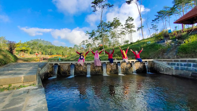 Sejumlah pengunjung berpose di obyek wisata Bremi Eco Park, Krucil, Probolinggo. Foto diambil sebelum pandemi (foto: Iqbal/TIMES Indonesia)
