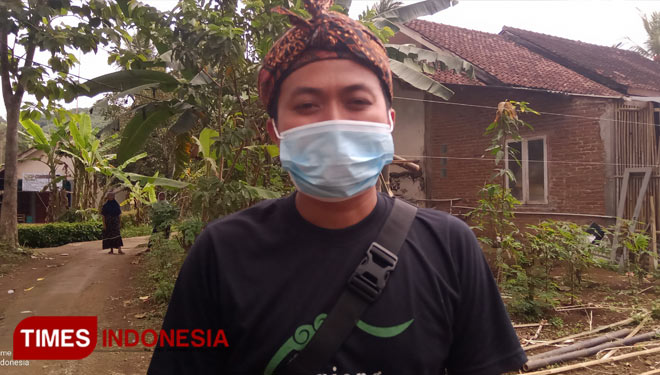 Ketua yayasan Gilang Sunda Nagari memperkenalkan kaulinan barudak buhun sebagai trauma healing (foto:Susi/TIMES Indonesia)