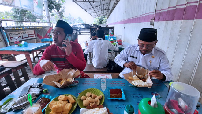 Wakil Bupati Banyuwangi, H Sugirah, S Pd, M Si alias Pakde Sugirah, saat santap makan diwarung pelaku usaha kecil. (Foto: Dokumentasi TIMES Indonesia)