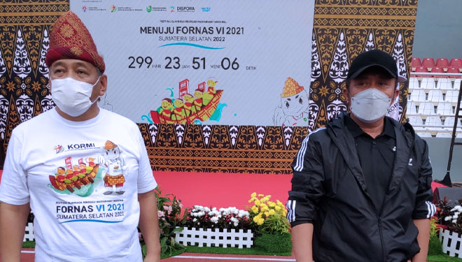Hayono Isman bersama Gubernur Sumsel saat peluncuran logo Fornas 2022. (Foto: Firman/KORMI Nasional)
