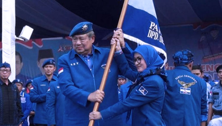 Ketua DPD Partai Demokrat Provinsi Banten, Iti Octavia Jayabaya menerima bendera Demokrat dari SBY(Foto : DPD Demokrat Banten for TIMESIndonesia)