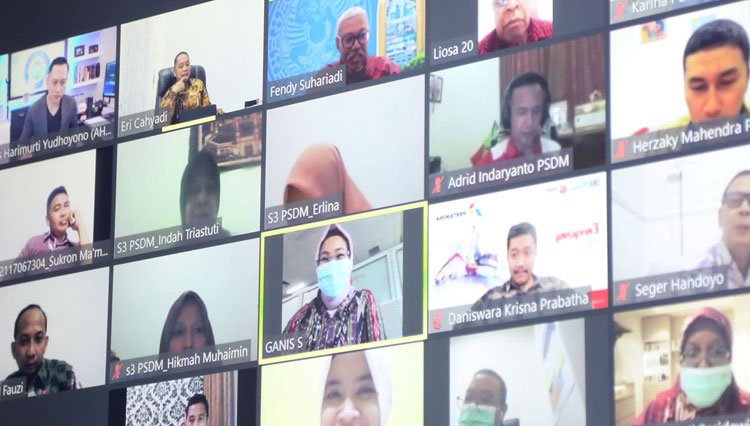 Wali Kota Surabaya Eri Cahyadi saat kuliah daring S3 Unair bersama dengan beberapa tokoh, Jumat (10/9/2021). (Foto: Tangkapan layar) 