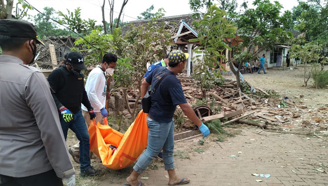 Polisi mengevakuasi jenazah yang ditemukan di lokasi ledakan yang menghancurkan dua rumah di Desa Macan Putih, Kecamatan Gondangwetan, Pasuruan, Sabtu (11/9/2021).