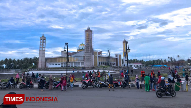 Tampak antusias warga membersihkan area Masjid Raya Sofifi yang menjadi pusat pelaksanaan STQ Nasional XXVI. (Foto: Wahyudi Yahya/TIMES Indonesia)