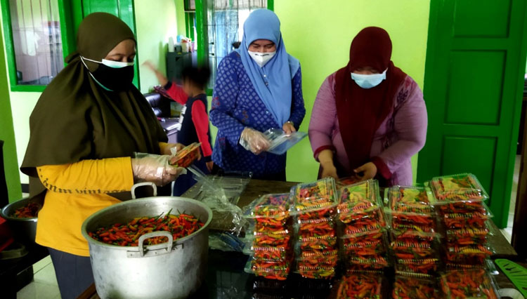 Petugas saat mengepak cabai