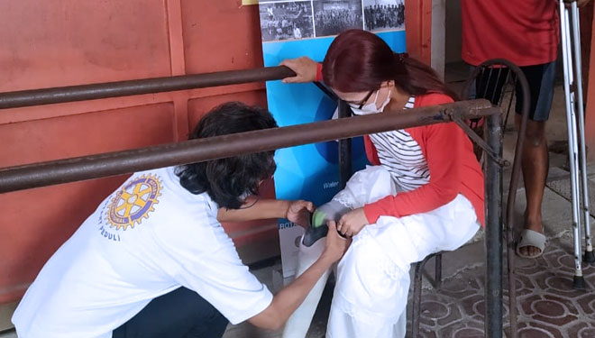 Rotary Club Surabaya Timur Bagikan Kaki Palsu untuk Penyandang Disabilitas