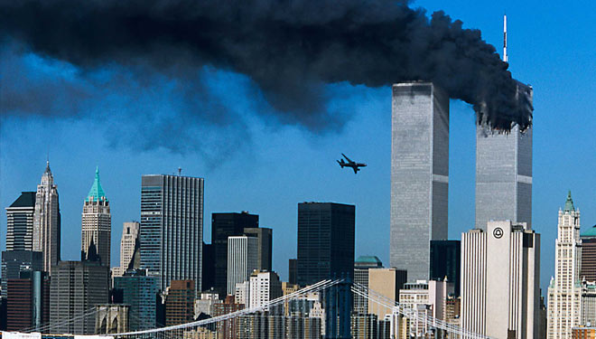 Pesawat kedua yang dibajak para teroris sesaat sebelum menabrakkan diri ke menara Selatan, menara kembar WTC. (foto: time)