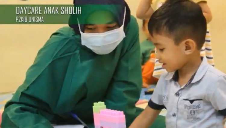 Mahasiswa FK Unisma melakukan skrining dan pemantauan tumbuh kembang anak Daycare Anak Sholeh Unisma.