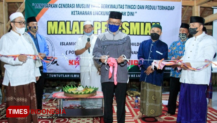 Pemotongan pita sebagai tanda dimulainya pembangunan Pondok Pesantren KH. Abdul Wahid di Banyuwangi (Foto : Rizki Alfian/ TIMESIndonesia)