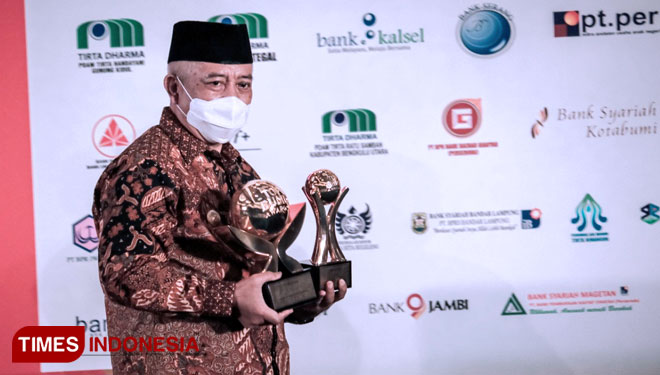 Bupati Malang Abah Sanusi saat menerima penghargaan sebagai Top Pembina BUMD 2021 dalam ajang TOP BUMD Awards 2021 di Jakarta. (FOTO: Misbahul Munir/TIMES Indonesia)