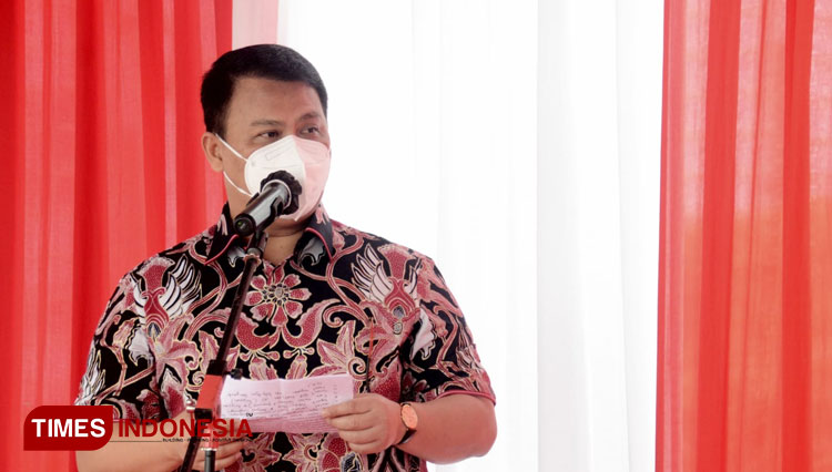 Wakil MPR RI Ahmad Basarah saat menyampaikan sambutan dalam pelaksanaan vaksinasi massal di Pendopo Aspirasi Dr Ahmad Basarah. (Foto: Adhitya Hendra/TIMES indonesia)