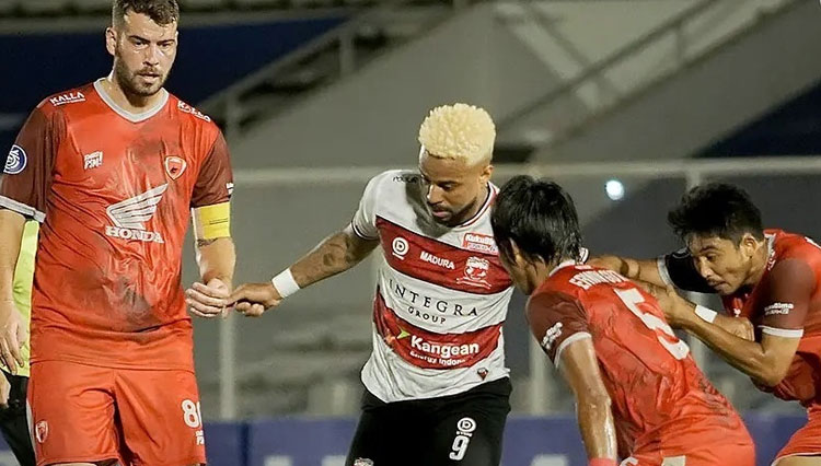 Pemain Madura United, Rafael Silva coba melewati pemain PSM Makassar (Foto: Liga 1 Match)
