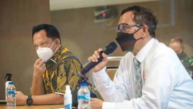 Menteri Dalam Negeri Republik Indonesia (Mendagri RI), Muhammad Tito Karnavian saat menyampaikan keterangan pers dengan Menko Polhukam RI (foto: Dokumen/Tito Karnavian)
