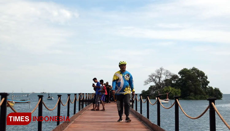 Wisatawan menikmati panorama alam Pantai Klasik melalui anjungan (foto: Kang Dolex/TIMES Indonesia)